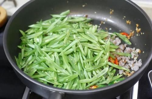 冬天，多给家人吃这菜，每天炒一盘，营养互补，美味又解馋