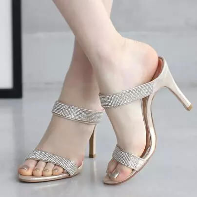 为什么不尝试一下欧美风！中高跟凉鞋，高低适中穿着不累