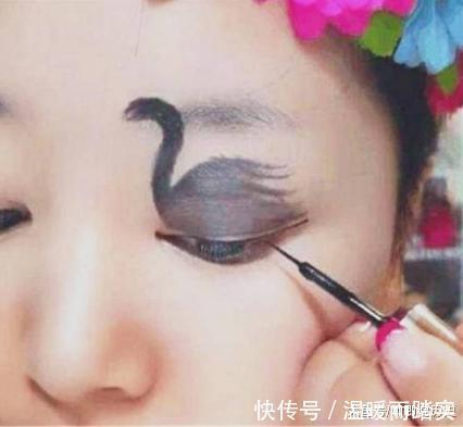 眼皮|女子在眼皮画出黑天鹅，当她眨眼睛的时候，美丽动人