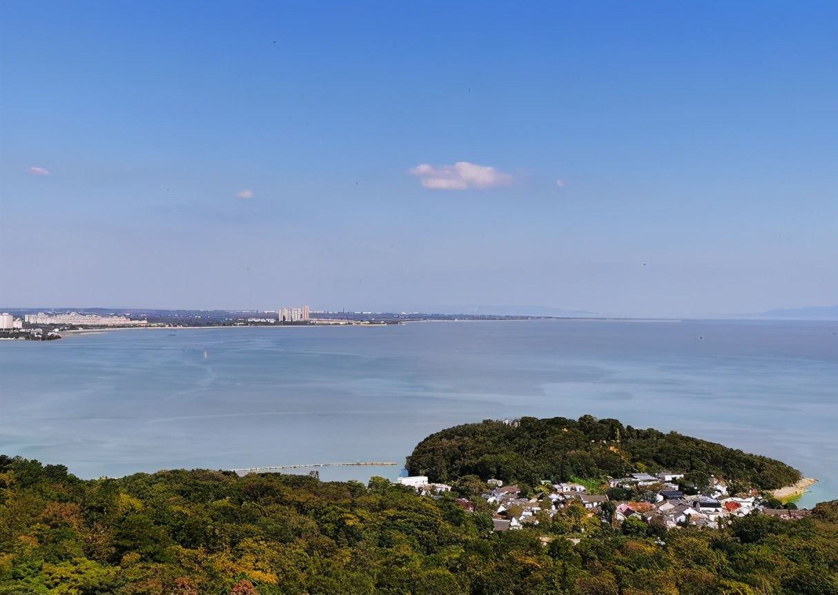 中年|合肥有个难得的湖上绿洲，登塔凭栏远眺，能见水天一色