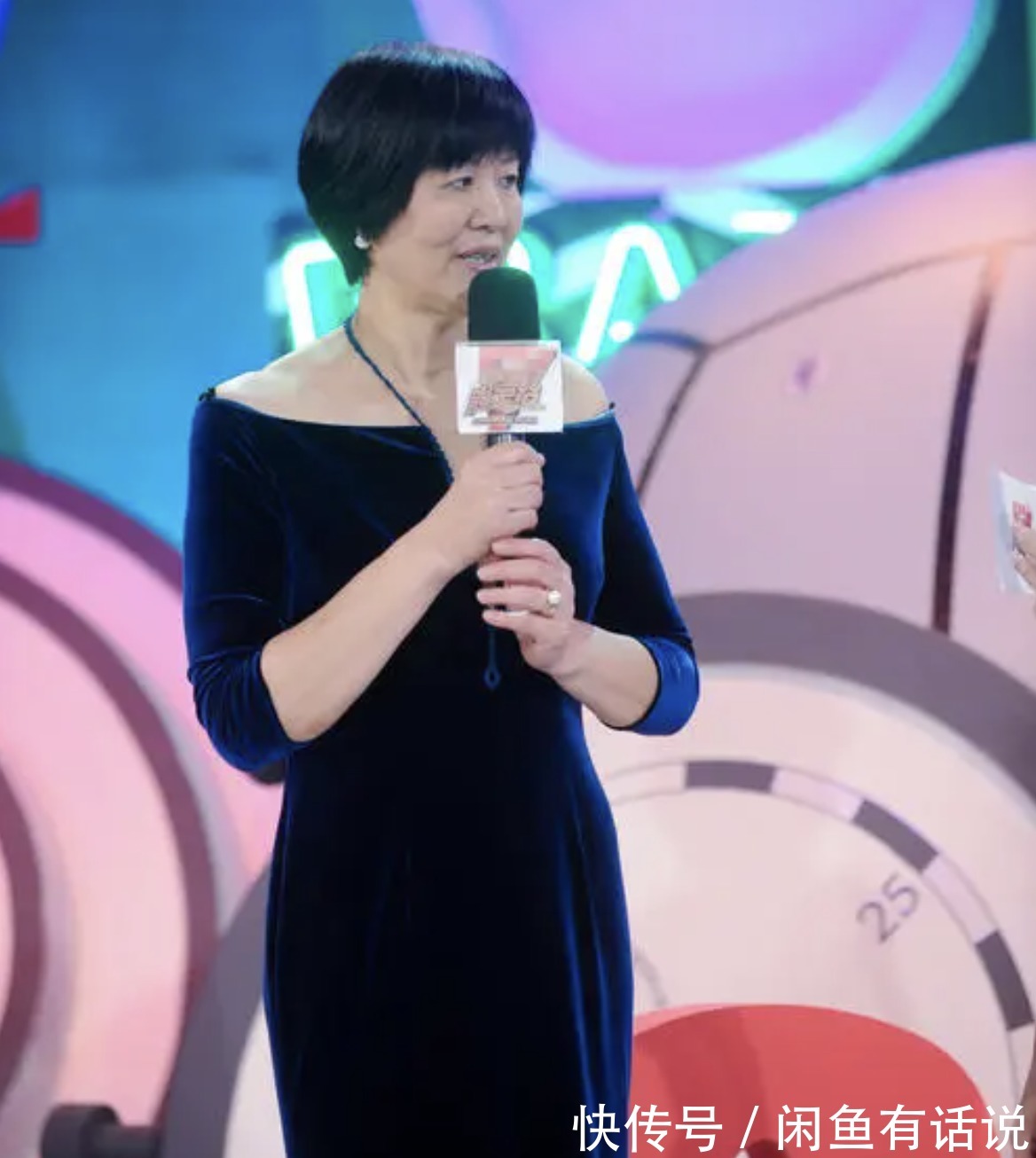 时髦|郎平认真打扮好惊艳!穿红色礼服裙优雅大气,配“大妈卷”也时髦