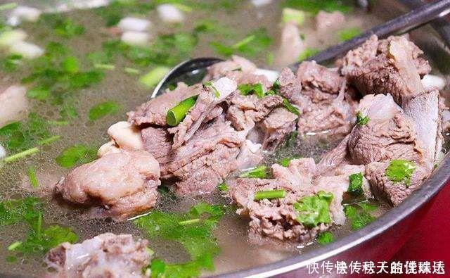 冬天要常吃羊肉,炖羊肉时,别放太多料,3样就够了,汤鲜无膻味