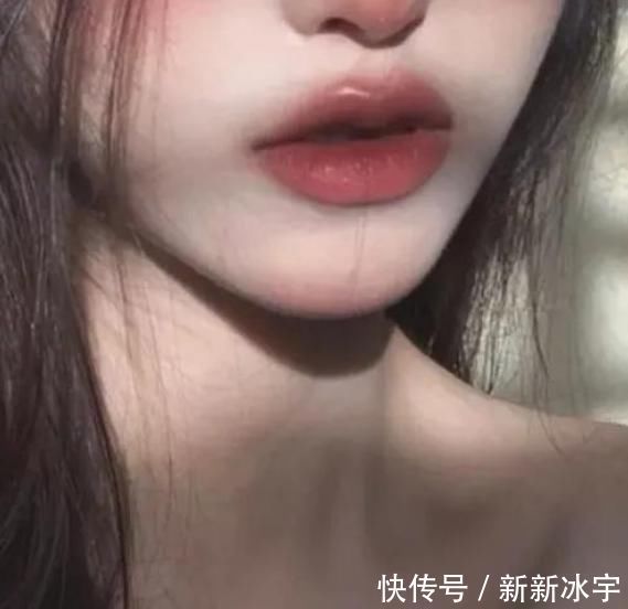 女孩子想变“樱桃唇”,3个恶习趁早改,否则“火锅嘴”没人爱