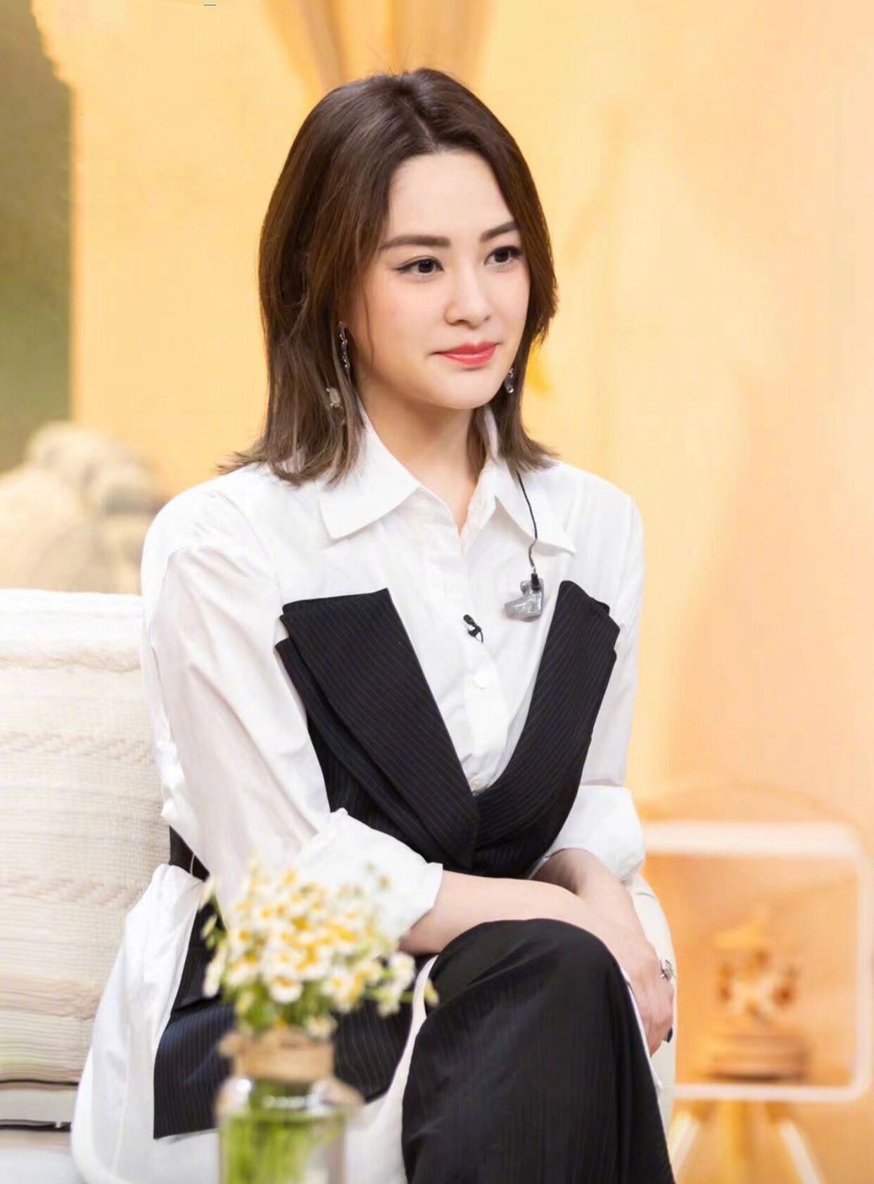 22岁女星破相后现身机场,用超大渔夫帽口罩挡脸,眼部伤疤太狰狞