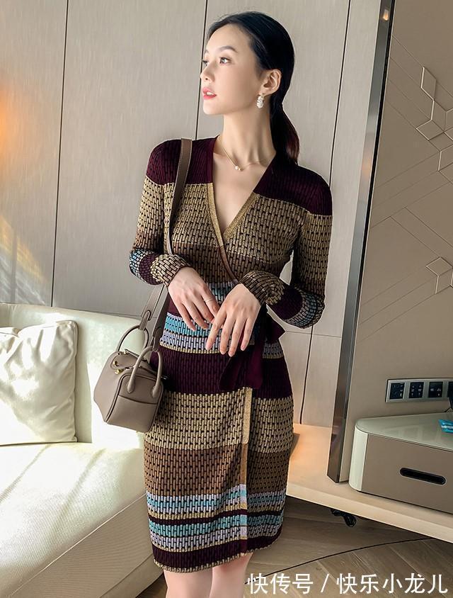 高跟鞋|秋天展现的是女人的精致，金属质感裹身连裙轻松穿出高级感