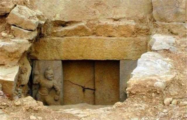 金棺$古墓中发现纯金棺材,为何至今仍未打开,专家直呼:不敢打开!