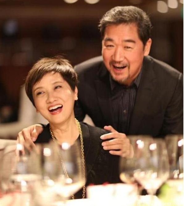 63岁邓婕前夫离婚后身价上亿,再谈邓婕直言:自作自受