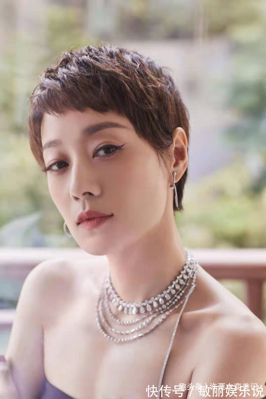 圆脸 女人过了45岁尽量别留长发、烫卷发!推荐这5款发型,太减龄