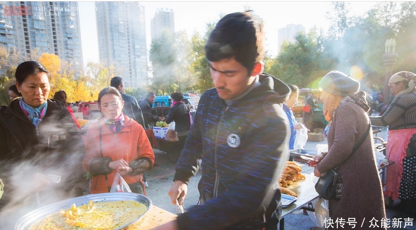 鸡蛋|小伙带母亲卖鸡蛋饼，没秘方客人还排长队，尝一口众人连连夸赞