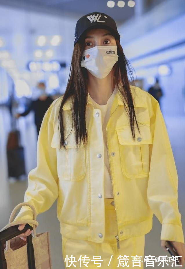 漫畫|Baby機場秀漫畫腿，只顧低頭玩手機熱聊，網友“腿精”本人啊