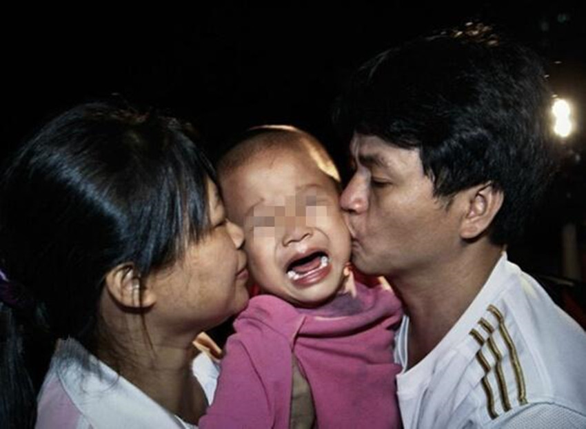 小美|人贩子当众抱娃,一口反咬孩子妈是“贼”,妈妈急中生智扭转局面