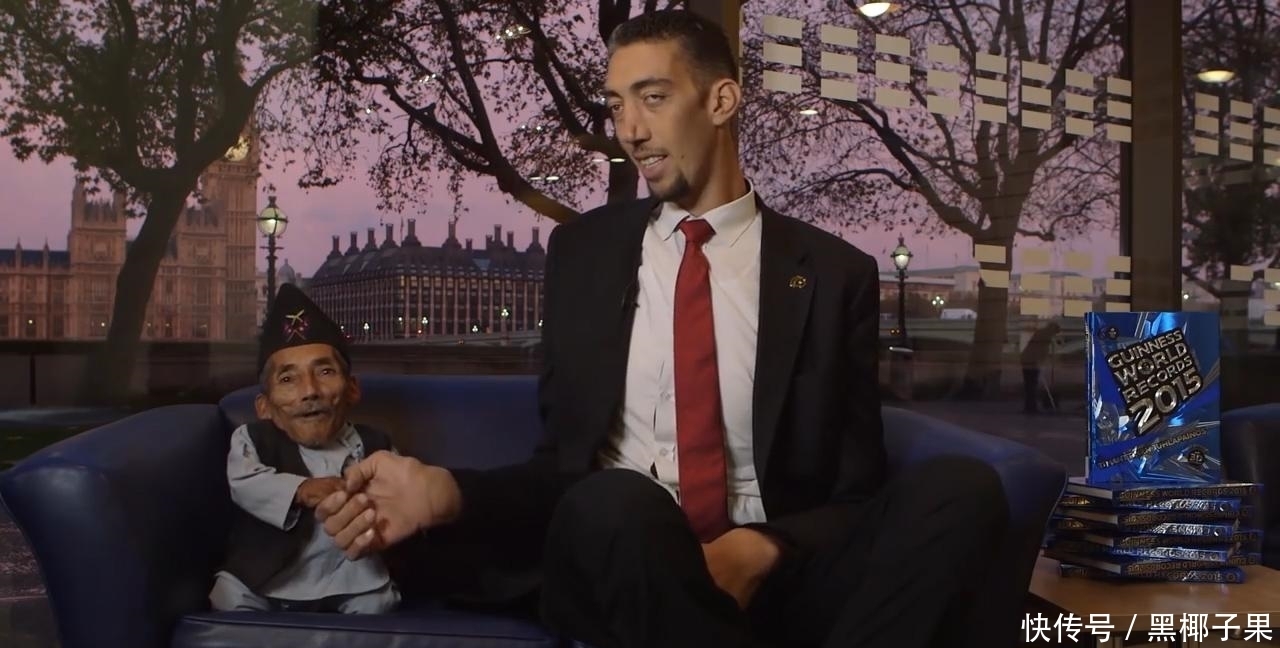 世界上最矮的人,身高堪比婴儿,和世界最高之人站在一起会怎样?