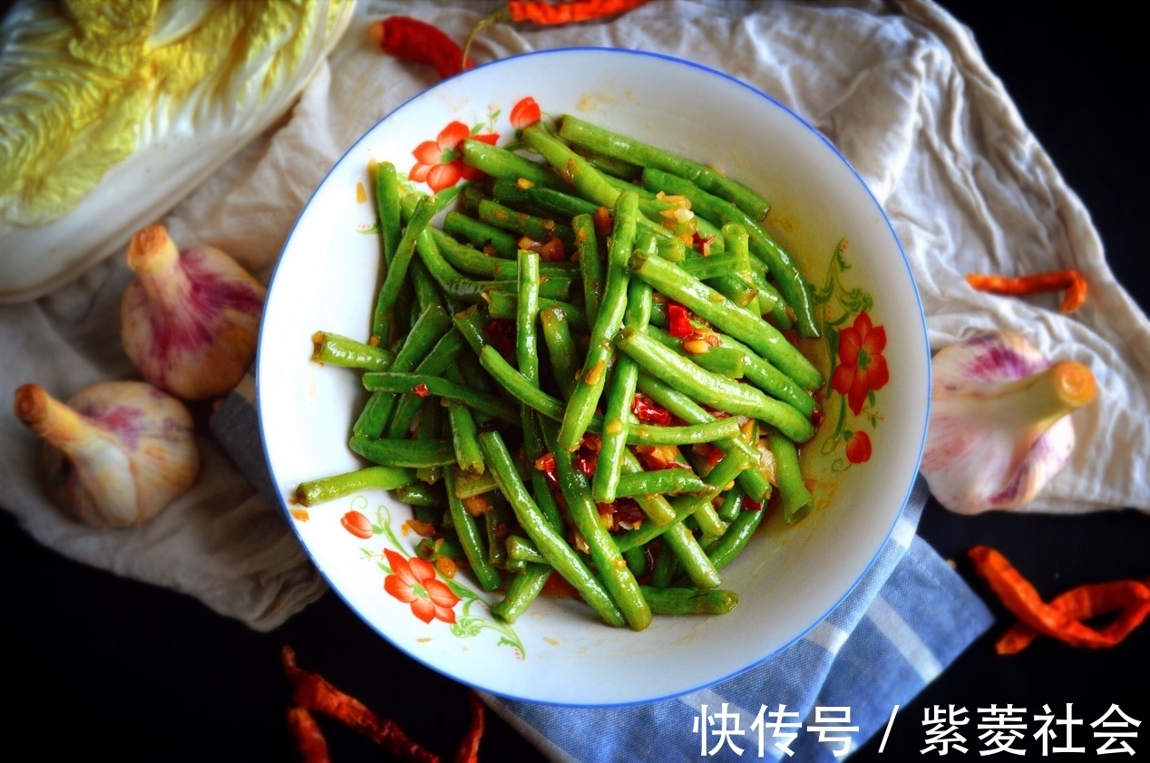 下饭|豆角口感清脆,搭配蒜末清炒,特别下饭