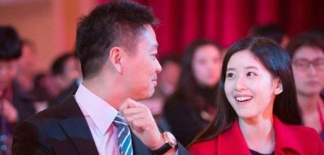 张奇|他是京东的第一员工！16岁开始跟着刘强东摆地摊的他，如今怎样了