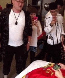 |搞笑GIF: 姜还是老的辣 以后再也不跟老丈人打牌了