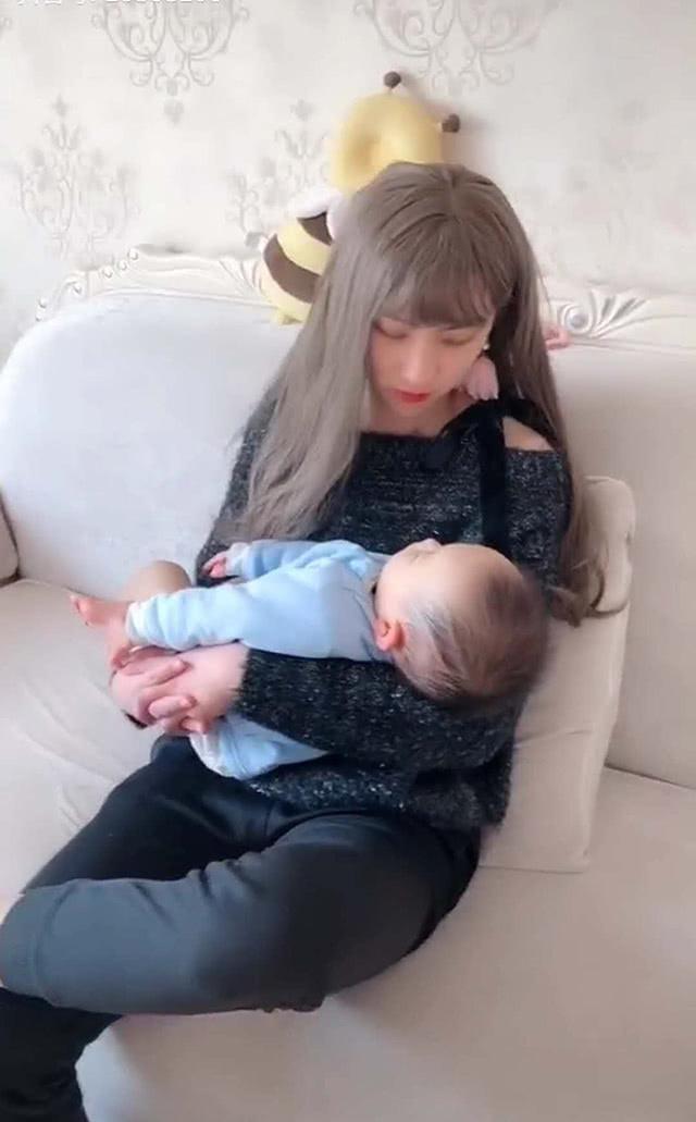 太美|宝爸“男扮女装”,化妆成“妈妈”哄娃睡觉,网友:画面太美