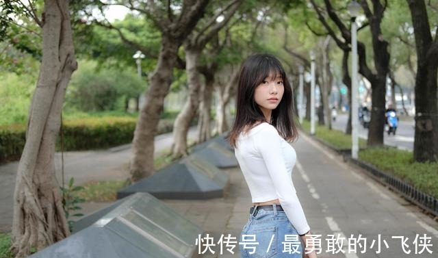 平底鞋 白色针织衫搭配牛仔裤+平底鞋,整体的风格简约又休闲,清爽舒适