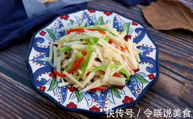 莲藕焯水容易变色教您一招，焯水时多做“1步”，莲藕白白净净