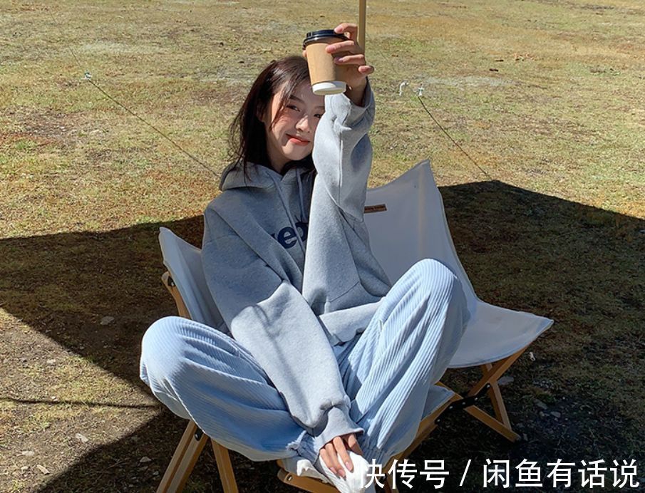 卫衣 40岁女人入冬衣服别买多,备好4件基础款就够,配大衣羽绒服都美