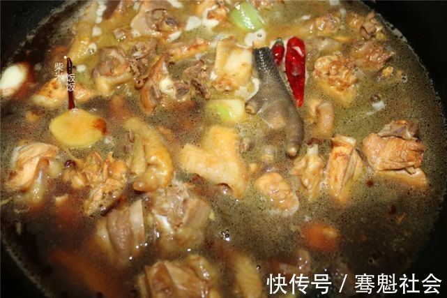 一顿饭|这道炖菜,我家常做,四种食材一锅出,一顿饭一个菜就够了