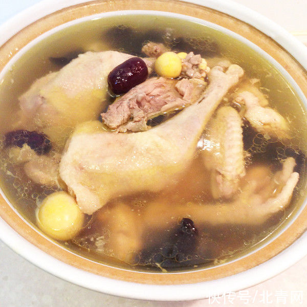 鸡肉|炖鸡汤要不要焯水？汤鲜肉美的炖鸡方法来啦