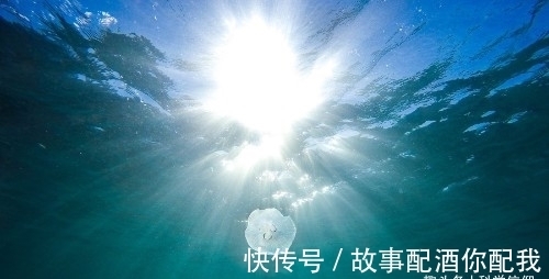 光速恒定不变,可她为何能将光速降为0,光速