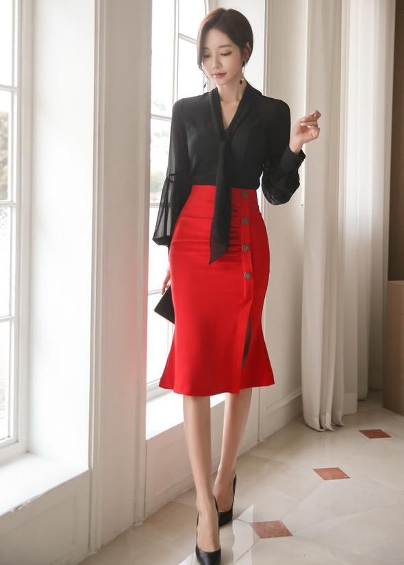 孙允珠S型身材真养眼，穿薄纱衬衫搭大红色包臀裙，气质撩人