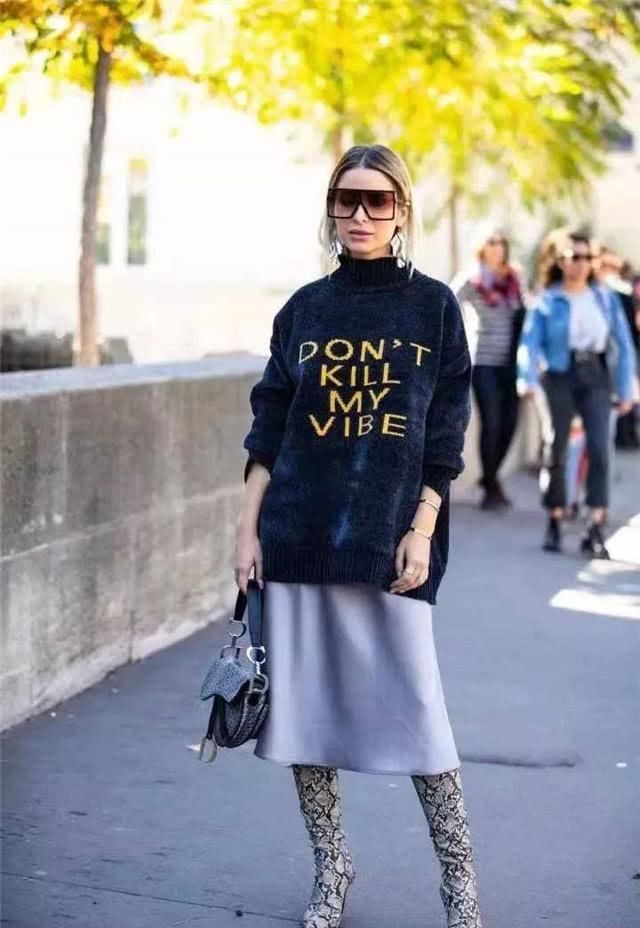 卫衣下面尽量别配小黑裤了今年明星都在这样穿,这也太时髦了吧