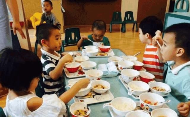 小强|4岁男孩在幼儿园总喊“饿”,老师察觉问题,跟回家一看呆住了