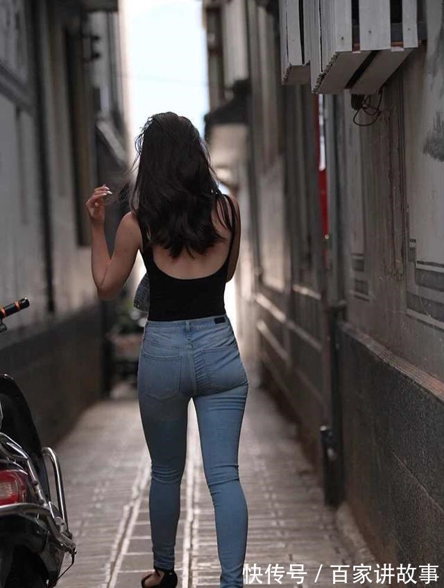 运动鞋 “胯宽腿粗”怎么办吊带背心搭配牛仔裤,穿出女神范儿!