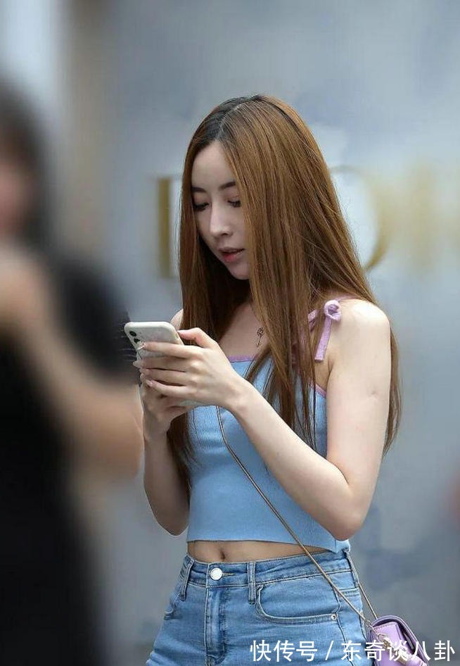 简约|蓝色牛仔裤配蓝色小背心，看起来十分简约大气，好看时髦不出错