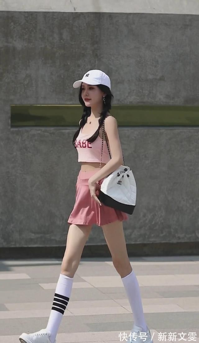 小姐姐|粉色套装吊带背心加小短裤,这个小姐姐的穿搭既甜美又狂野