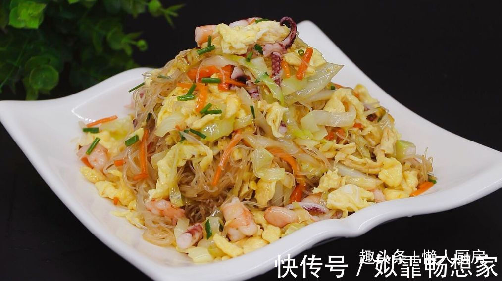 这是海鲜炒米粉的做法，加点它们一起炒，可做菜也可做主食