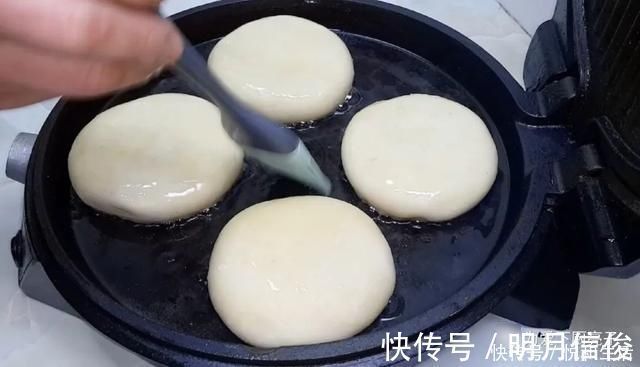 红豆饼这样做太好吃了，锅里烙一烙，我家一周吃五次，真的太香了