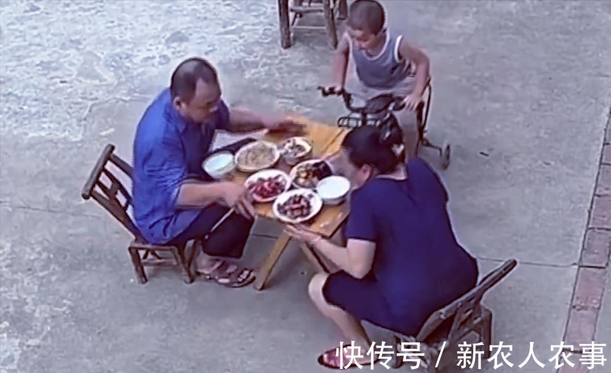 饭桌|嫌童年不完整?熊孩子骑车撞饭桌激怒爷爷,撒腿就跑结局让人大笑