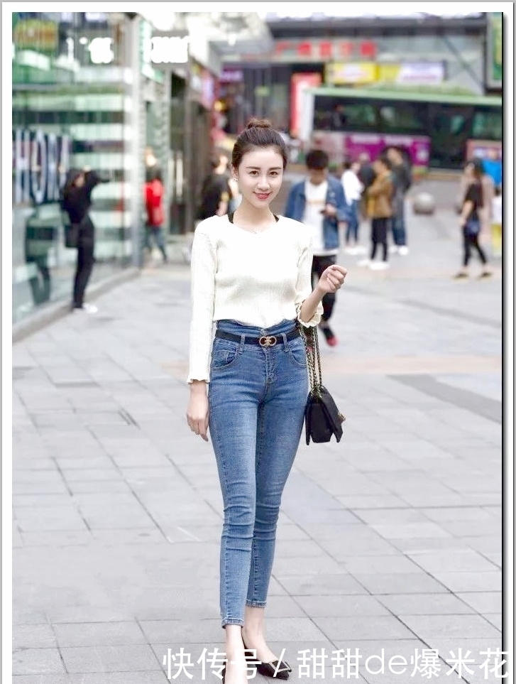 身材|街拍:小姐姐高挑的身材搭配紧身的牛仔裤,回头率不要太高