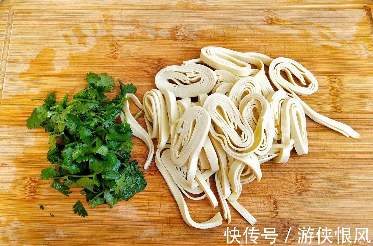 开胃小菜凉拌豆皮，简单拌一拌就上桌，家人百吃不厌