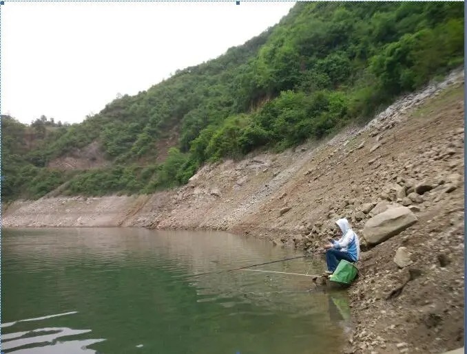 钓位|钓鱼：陌生水域野钓，既想不空军也不愿意多花时间找鱼窝，不妨这样试试