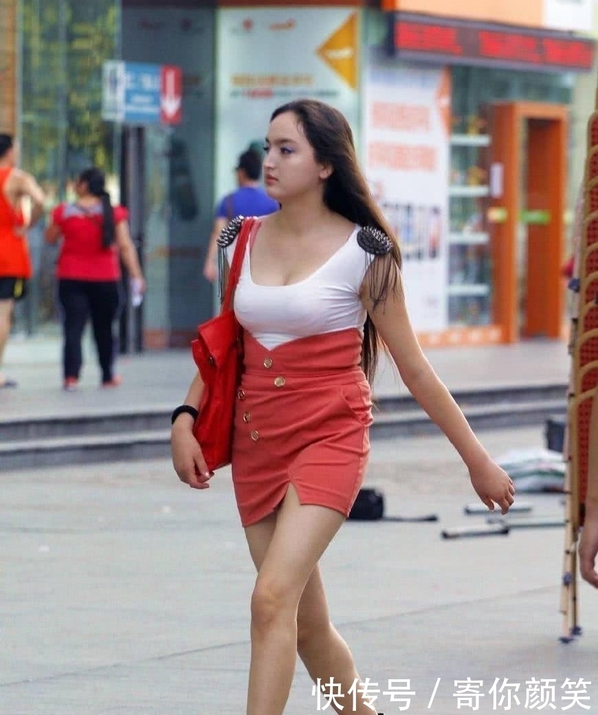 街拍:淡雅脱俗纯洁的妹子,丰腴有致,穿衣搭配靓丽迷人眼!