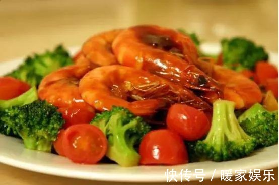 朋友来家里小聚,用五菜一汤招待,上桌就抢着吃,直呼不够吃