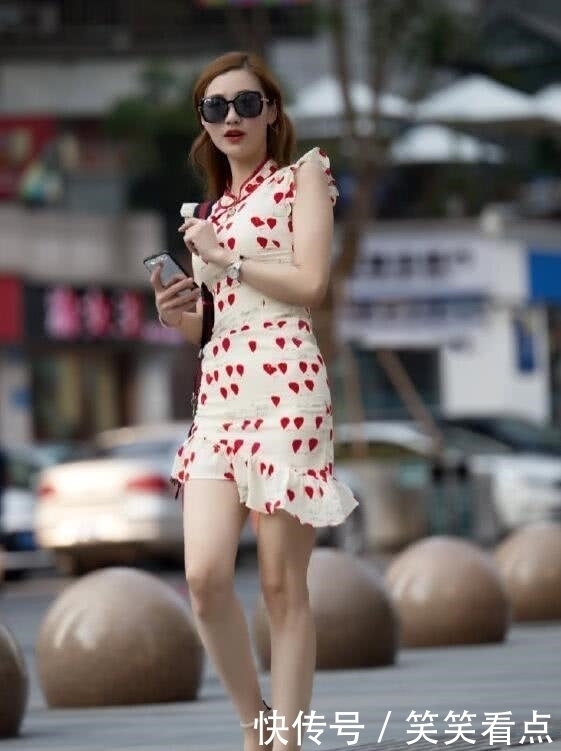 小姐姐|街拍长腿小姐姐身穿红色碎花连衣裙,笑起来真是太美了