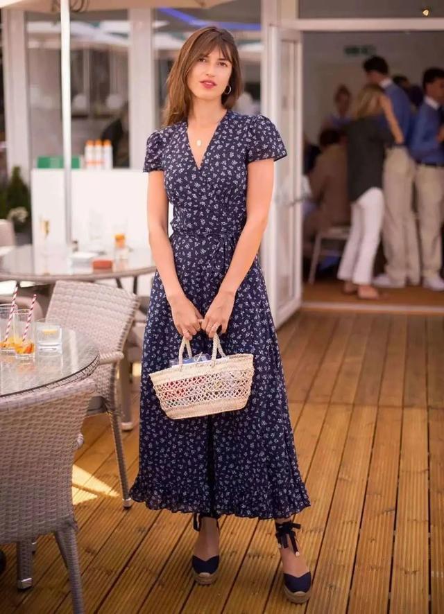 草编包 完爆小白鞋!这双神仙凉鞋跪求你买,巨显腿长