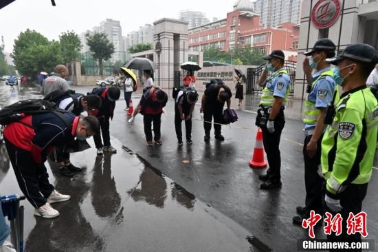 杨华峰|全国多地高考结束 考生考场外热烈庆祝