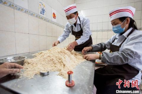  非遗食品百年传承 广西梧州手工猪油饼丰富春节百姓餐桌