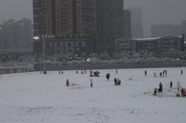 长沙|长沙非洲留学生第一次见到这么大的雪：太冻人了，老家现在有30℃