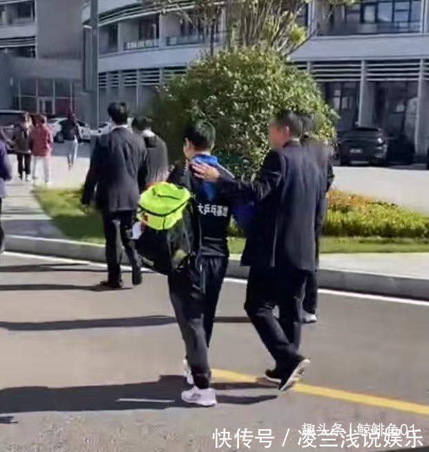 黄海诚|与孙颖莎握手露肩亲切聊,刘国梁如此重视,不会让孙颖莎被散养的