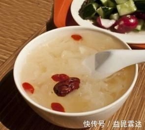 泡银耳时,应该直接泡还是剪碎泡做错了,难怪银耳熬得不出胶