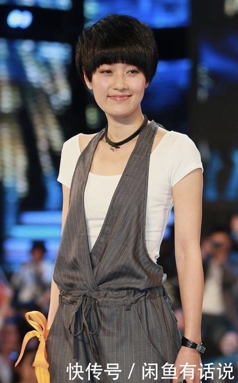 白t|马伊琍果然是清流,白T领口都变形成这样还穿,配背带裤还挺时髦