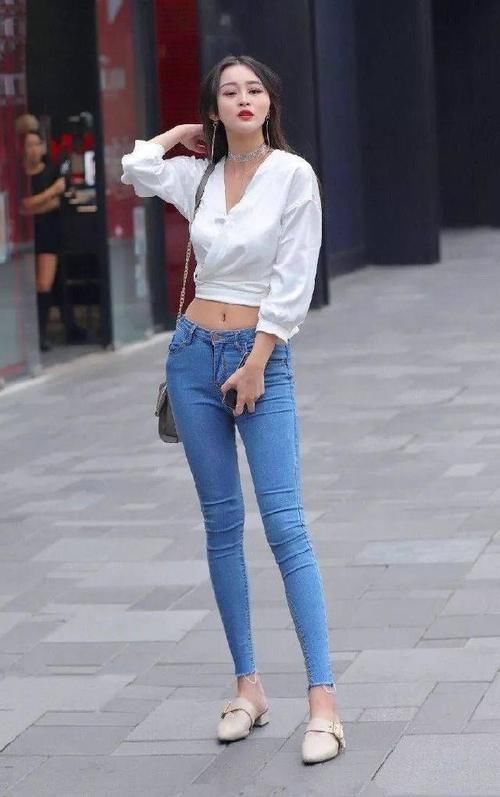 小姐姐一双裸色的尖头高跟鞋穿搭在脚上，温柔又充满的气质