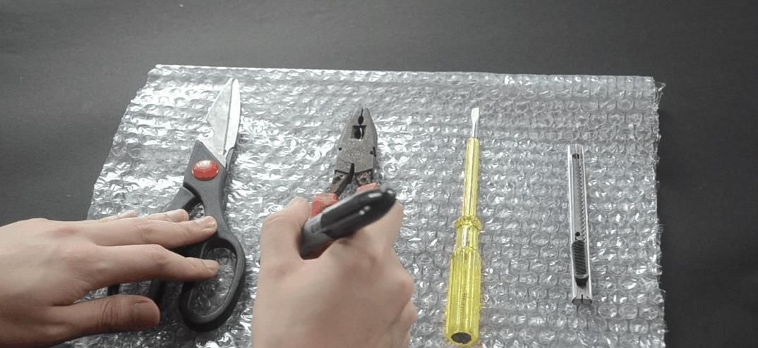 快递箱里的气泡垫别扔了, 没想到它作用这么大, 家家户户用的到